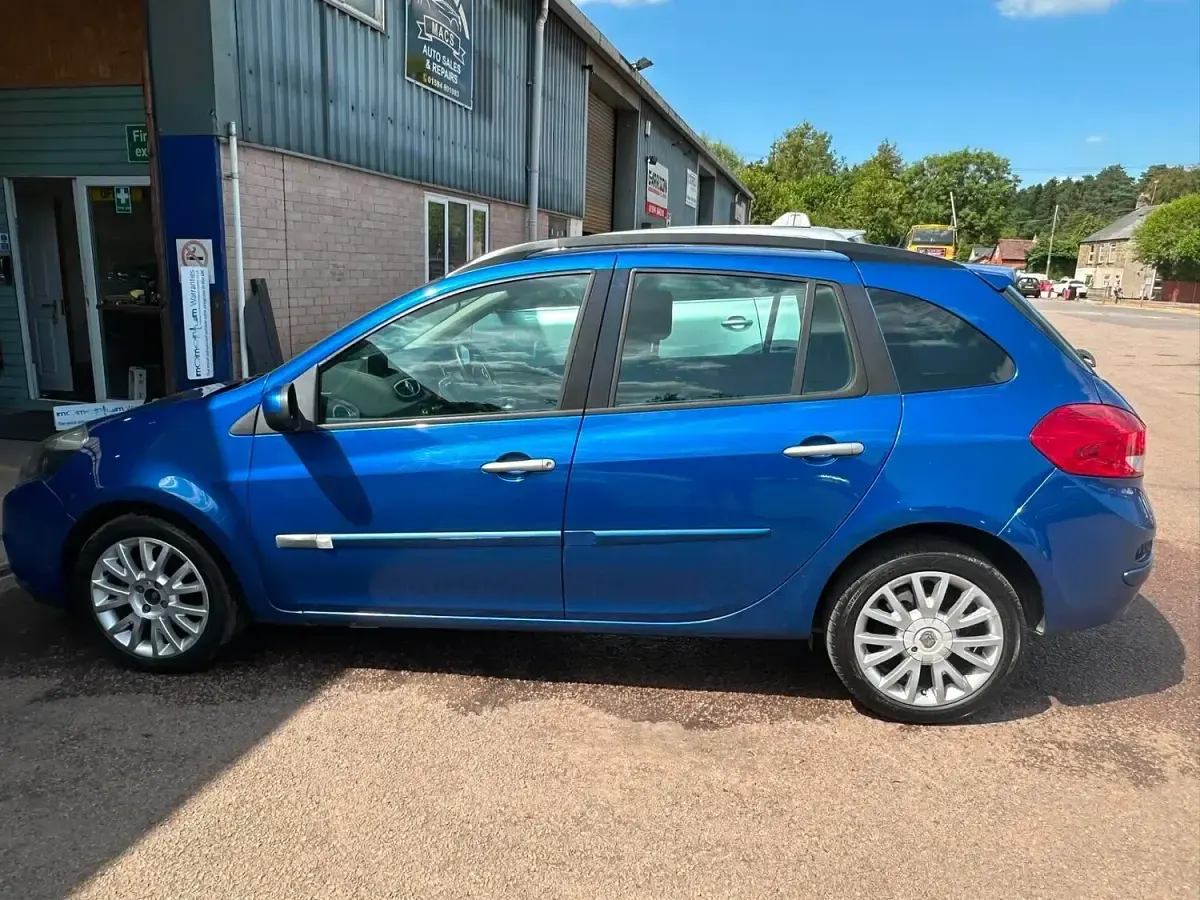 Used Renault Clio Dynamique 86 HP (63 kW) 2010 Blue Estate