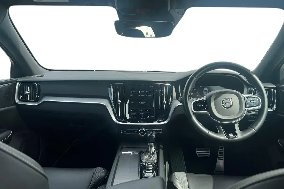 Used Volvo S60 R-Design 250 HP (183 kW) 2019 Red Sedan