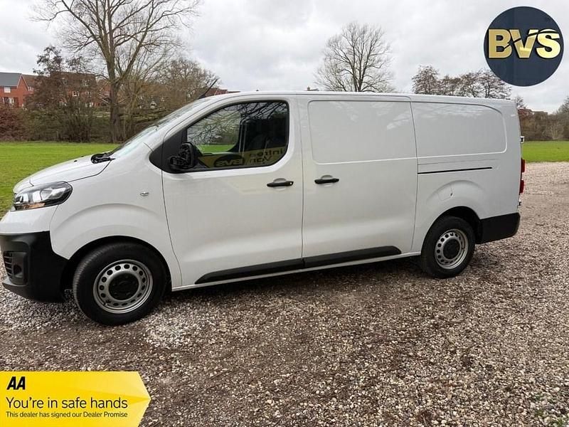 Used Vauxhall Vivaro S 100 HP (73 kW) 2023 White MPV