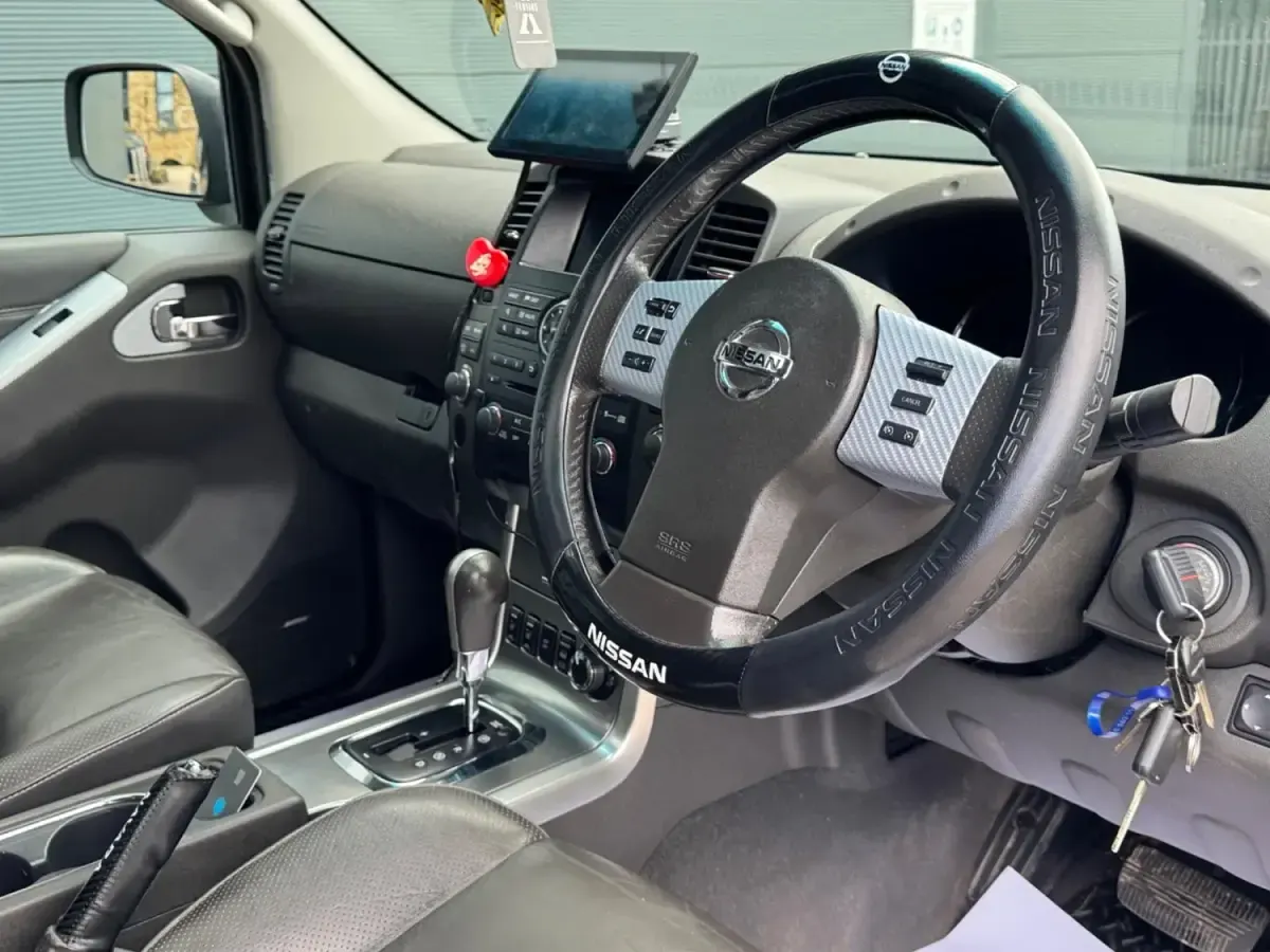 Begagnad Nissan Navara 2010 Svart Pickup
