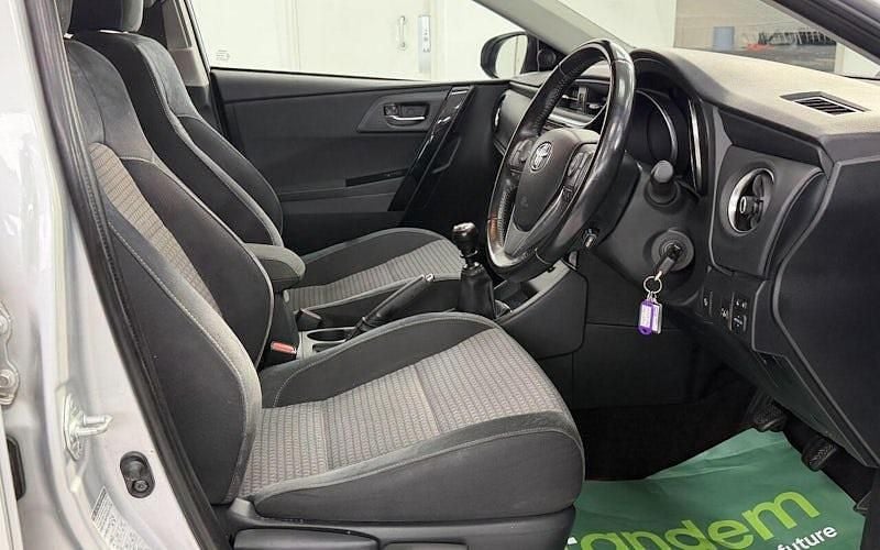 Used Toyota Auris Design 112 HP (82 kW) 2017 Silver Hatchback