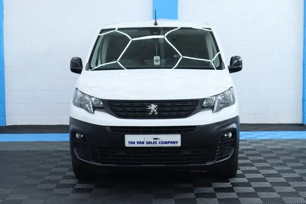 Used Peugeot Partner Premium 131 HP (96 kW) 2022 White MPV