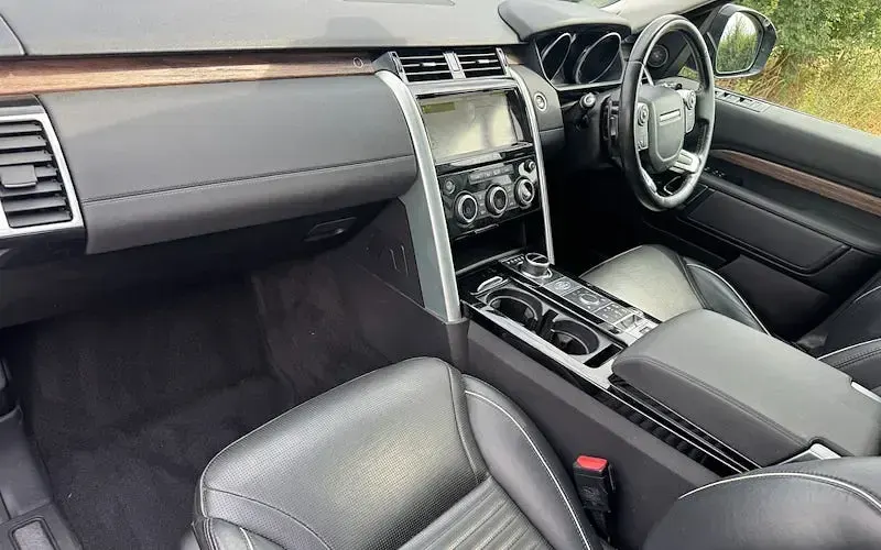 Used Land Rover Discovery HSE 241 HP (177 kW) 2017 Santorini black SUV
