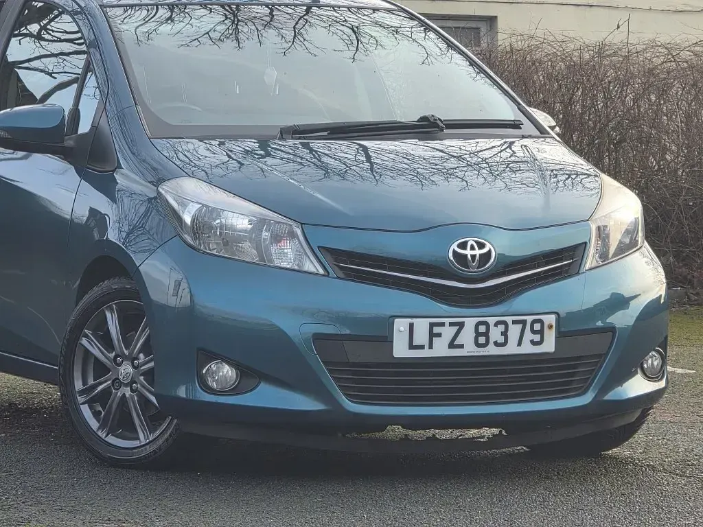 Begagnad Toyota Yaris SR 99 HK (72 kW) 2012 Turkos Halvkombi