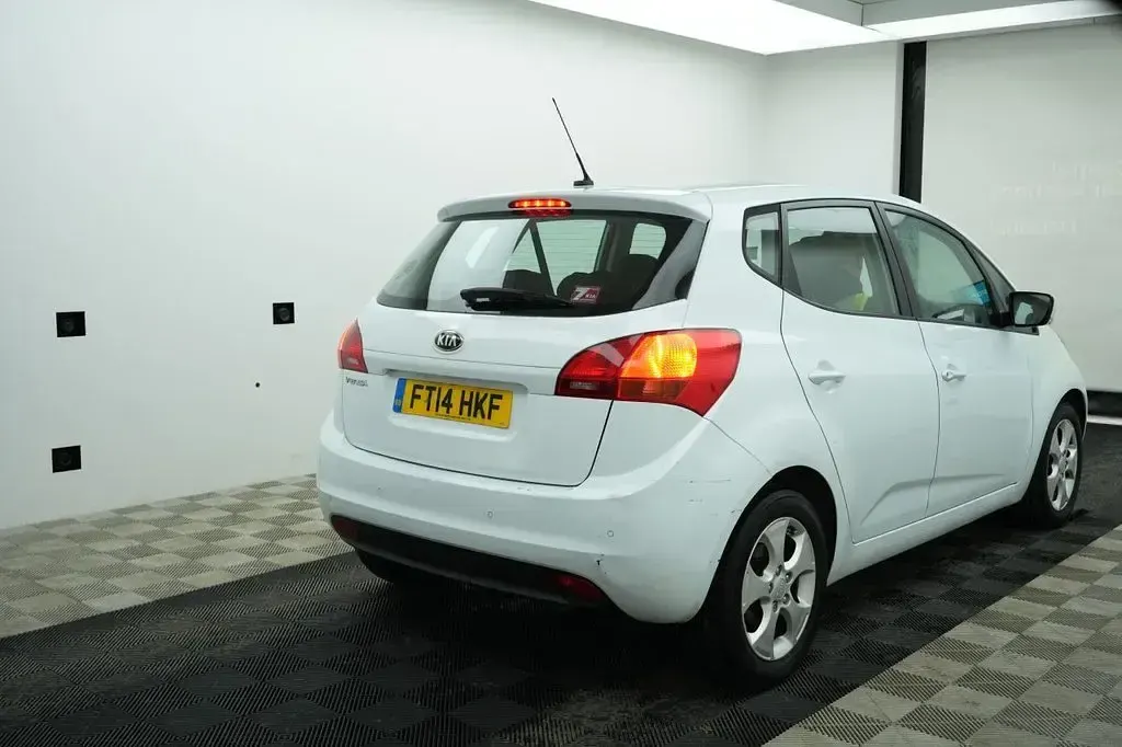 Used Kia Venga 125 HP (91 kW) 2014 White Hatchback