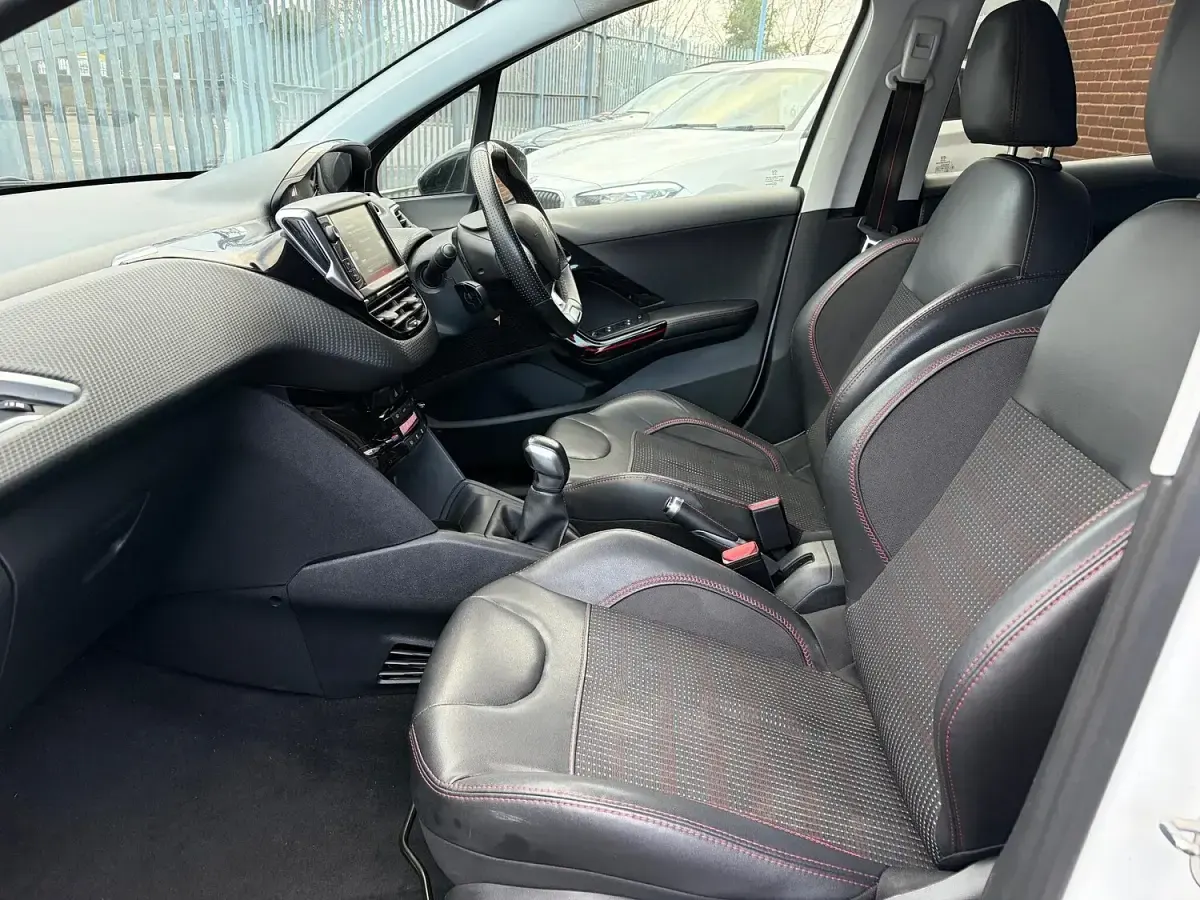 Used Peugeot 208 GT-line 110 HP (80 kW) 2016 White Hatchback
