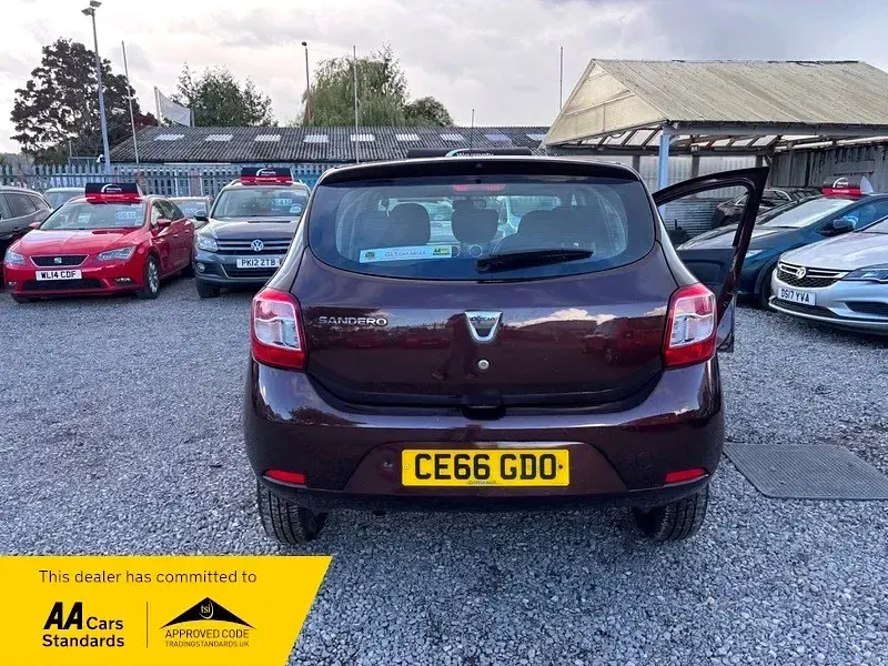 Usado Dacia Sandero Ambiance 75 HP (55 kW) 2016 Castanho Citadino