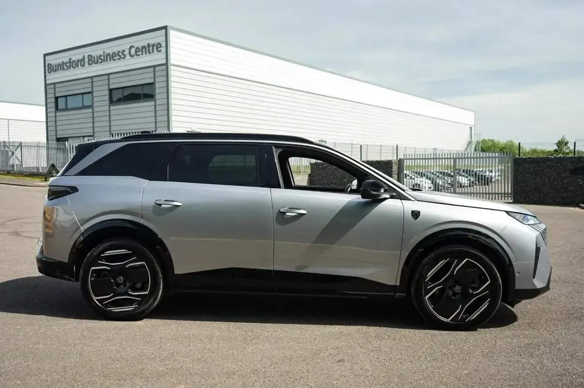 Usado Peugeot 5008 GT 154 kW (210 CV) 2024 Gris SUV