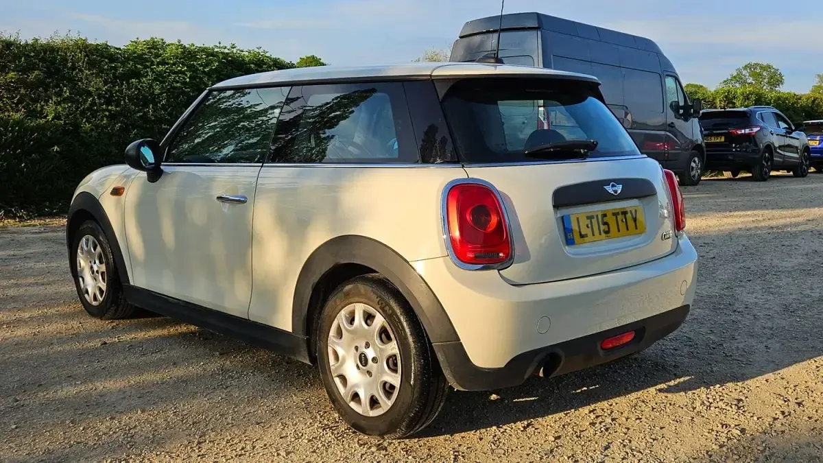 Używany Mini ONE Hatch 102 KM (75 kW) 2015 Biały Hatchback