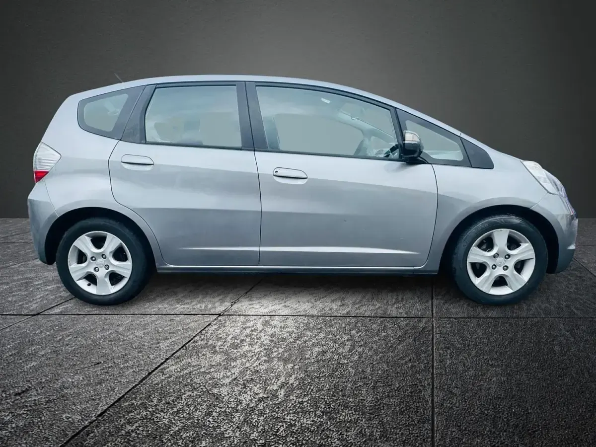 Used Honda Jazz ES 100 HP (73 kW) 2009 Silver Hatchback