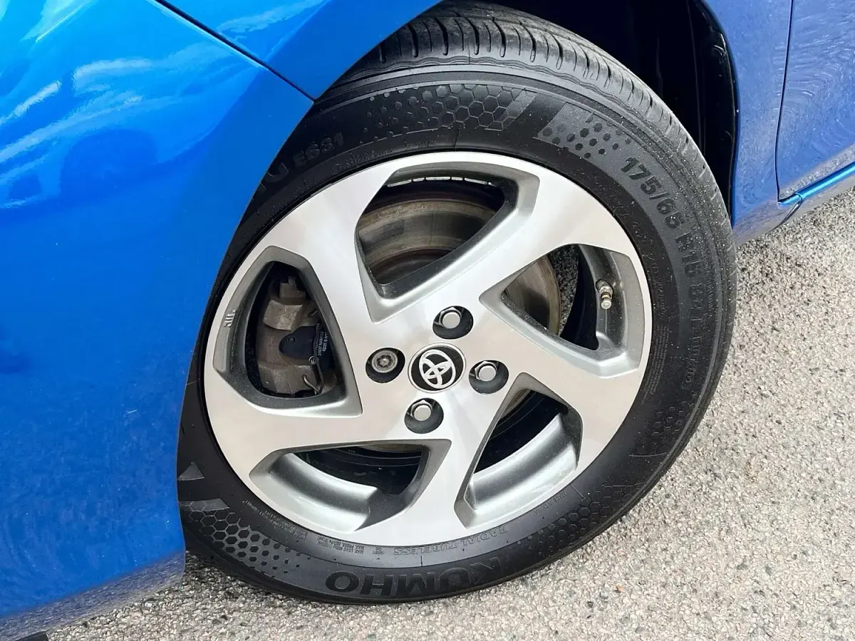 Used Toyota Yaris Hybrid 2016 Blue Hatchback