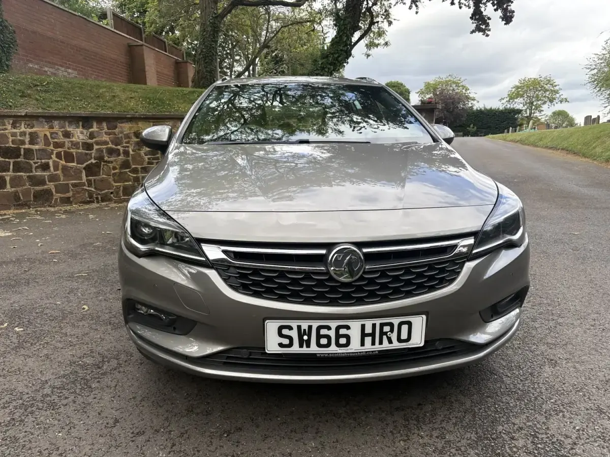 Begagnad Vauxhall Astra SRi 150 HK (110 kW) 2017 Grå Kombi