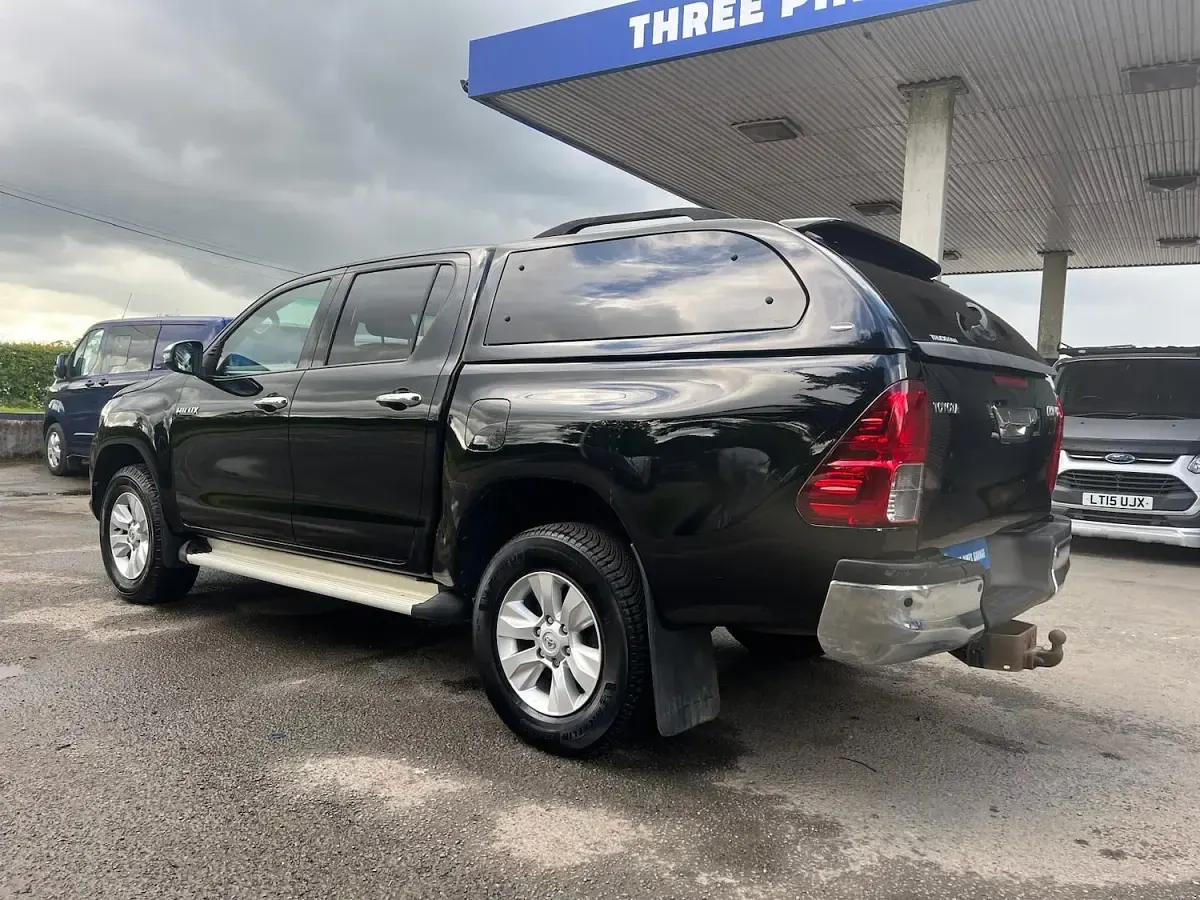 Used Toyota HiLux 150 HP (110 kW) 2019 Black Pickup