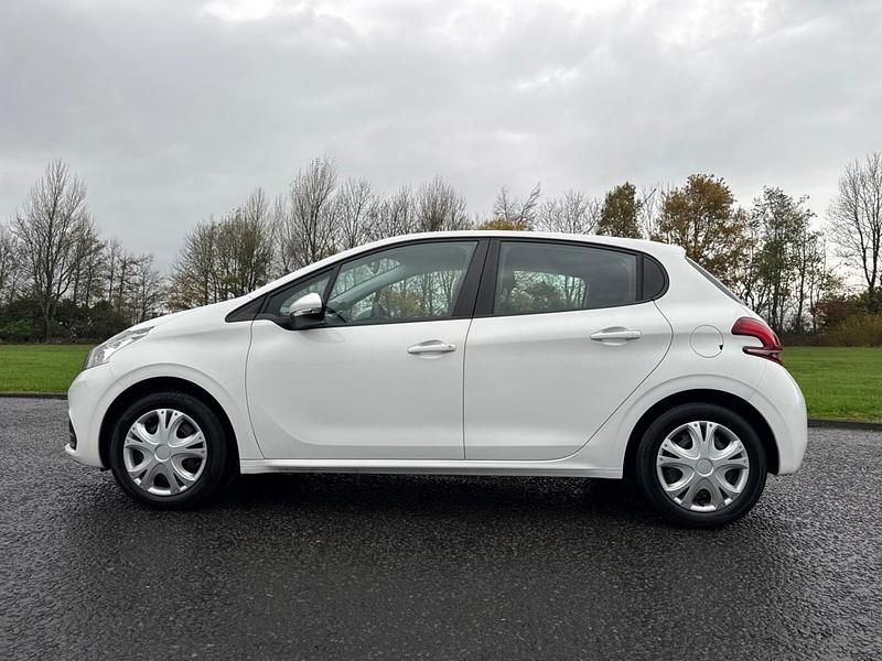 Used Peugeot 208 Access 68 HP (50 kW) 2015 White Hatchback