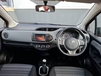 Used Toyota Yaris 99 HP (72 kW) 2017 Red Hatchback
