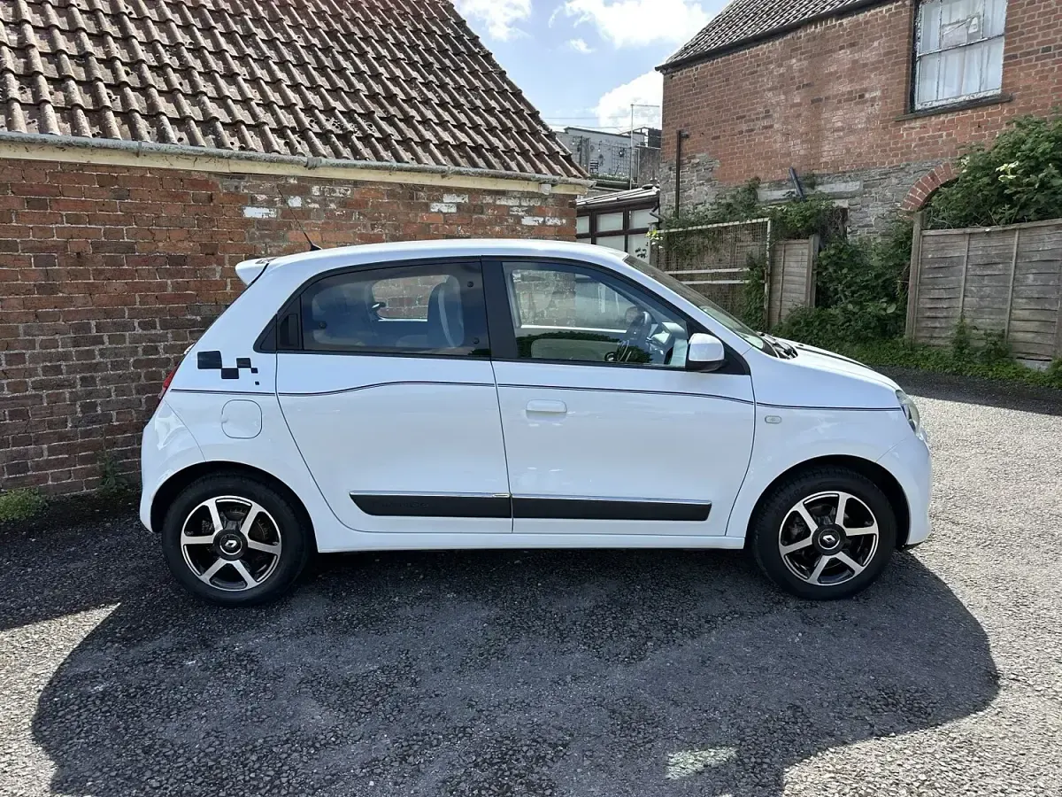 Used Renault Twingo Dynamique 70 HP (51 kW) 2016 White Hatchback
