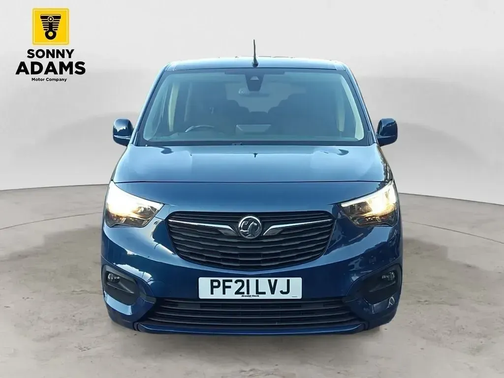 Begagnad Vauxhall Combo S 100 HK (73 kW) 2021 Blå Minibuss