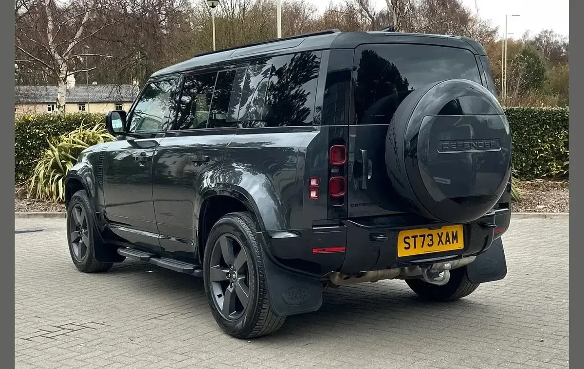 Usado Land Rover Defender HSE Dynamic 245 HP (180 kW) 2023 Cinzento SUV