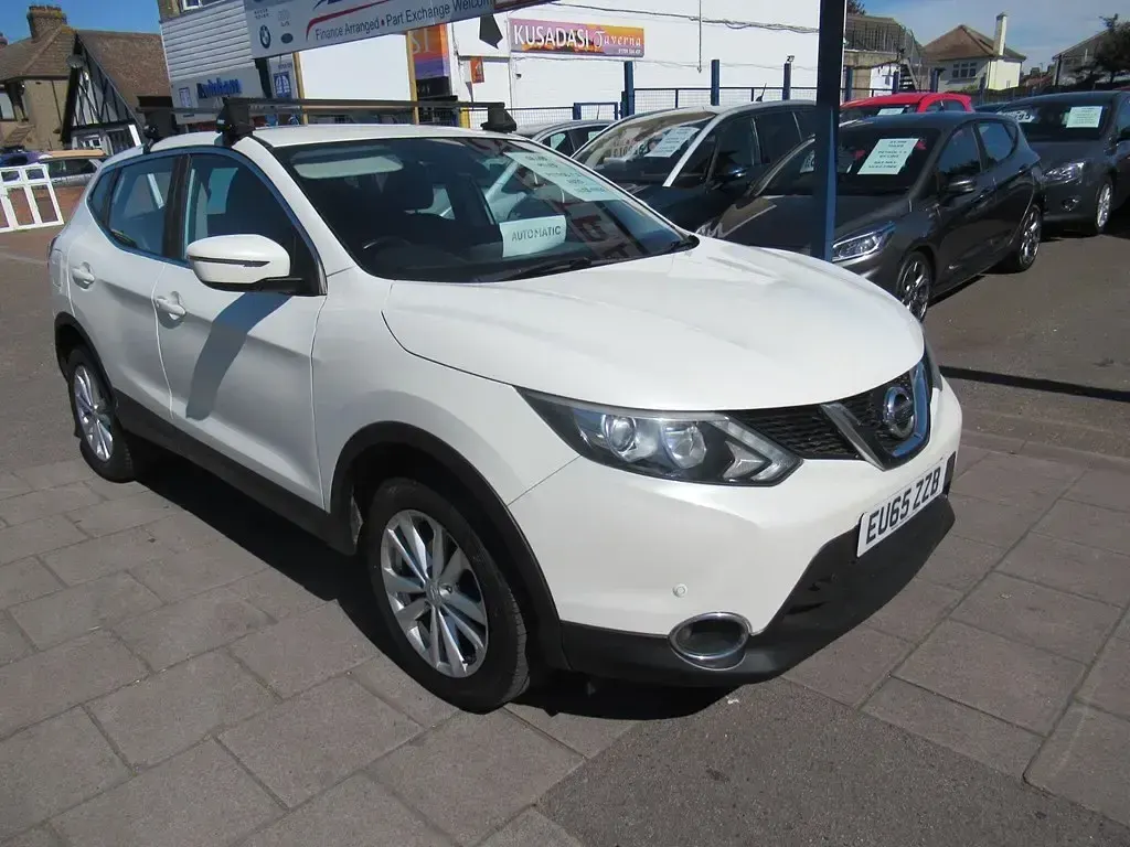 Usado Nissan Qashqai Acenta 115 HP (84 kW) 2015 Branco SUV