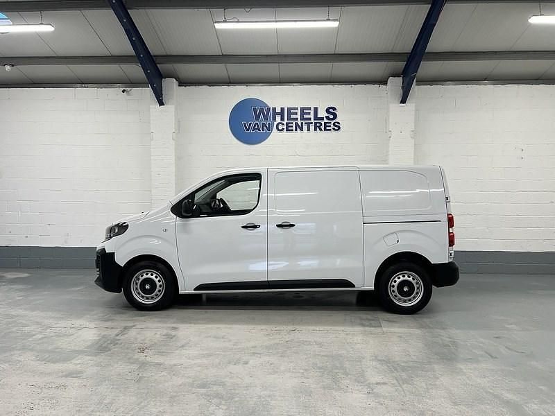 Used Vauxhall Vivaro S 120 HP (88 kW) 2024 White MPV