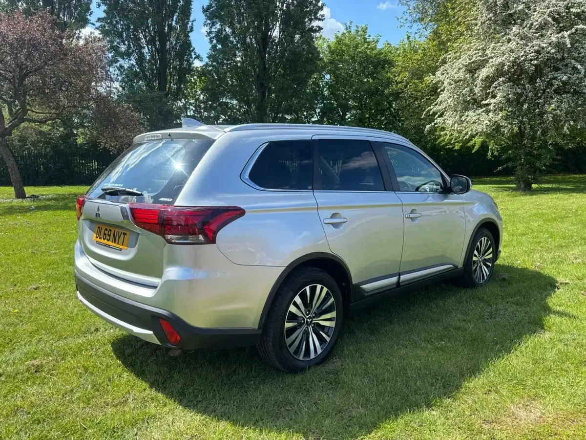 Używany Mitsubishi Outlander 150 KM (110 kW) 2019 Srebrny SUV