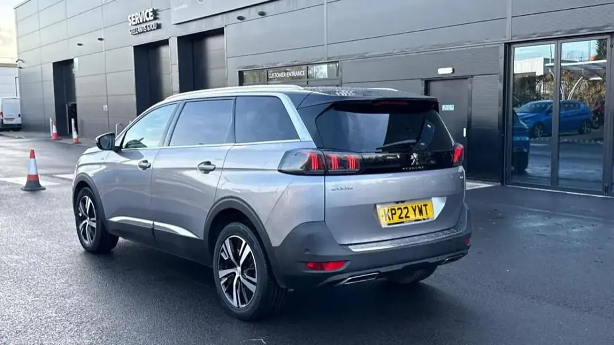 Usado Peugeot 5008 GT 129 HP (94 kW) 2022 Cinzento SUV