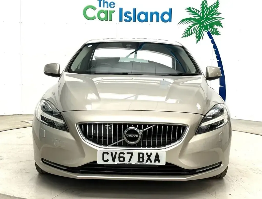 Used Volvo V40 Inscription 120 HP (88 kW) 2017 Gold Hatchback