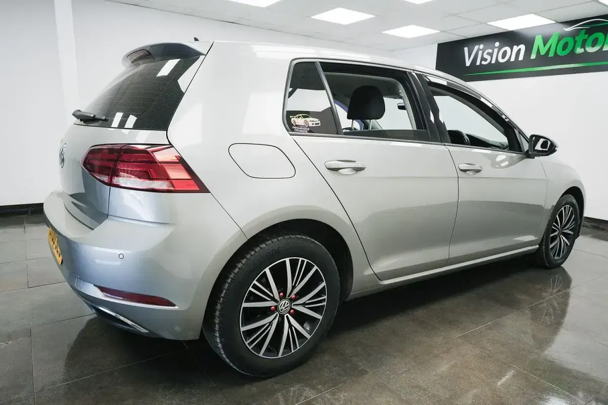 Used VW Golf VII SE 115 HP (84 kW) 2018 Silver Hatchback