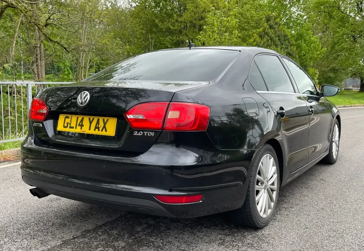 Usado VW Jetta Sportline 140 CV (102 kW) 2014 Negro Berlina
