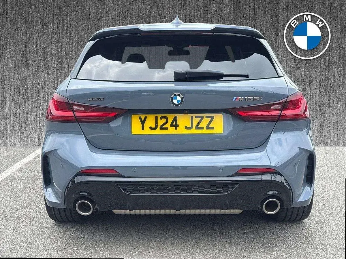 Begagnad BMW M135 Shadowline 302 HK (222 kW) 2024 Grå Halvkombi