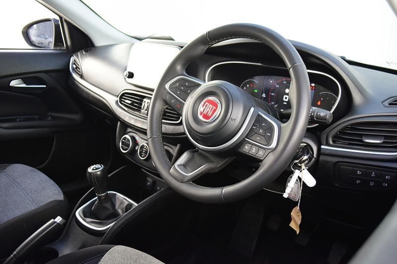 Used Fiat Tipo Cross 100 HP (73 kW) 2022 White Hatchback