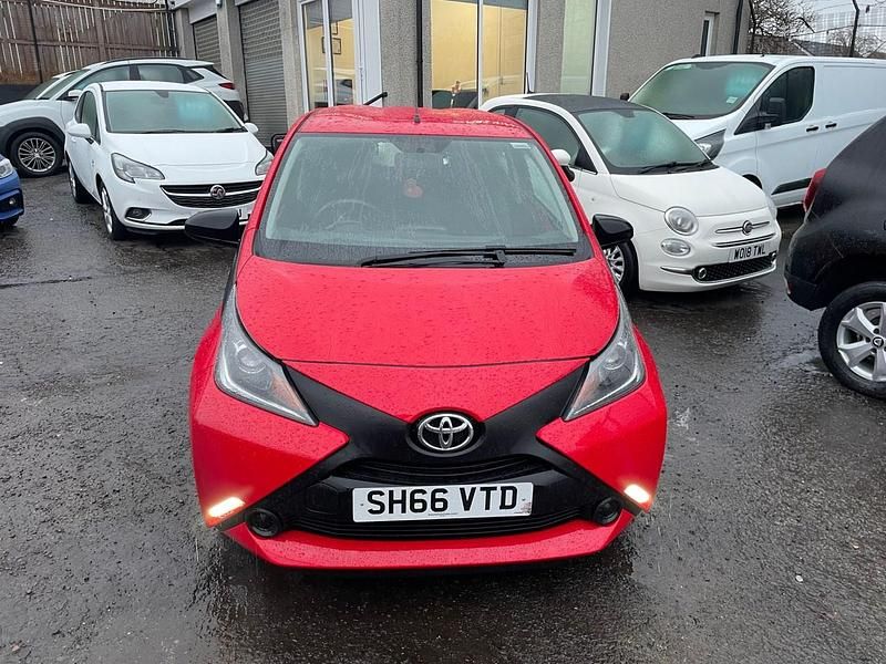 Usado Toyota Aygo 68 HP (50 kW) 2017 Vermelho Citadino