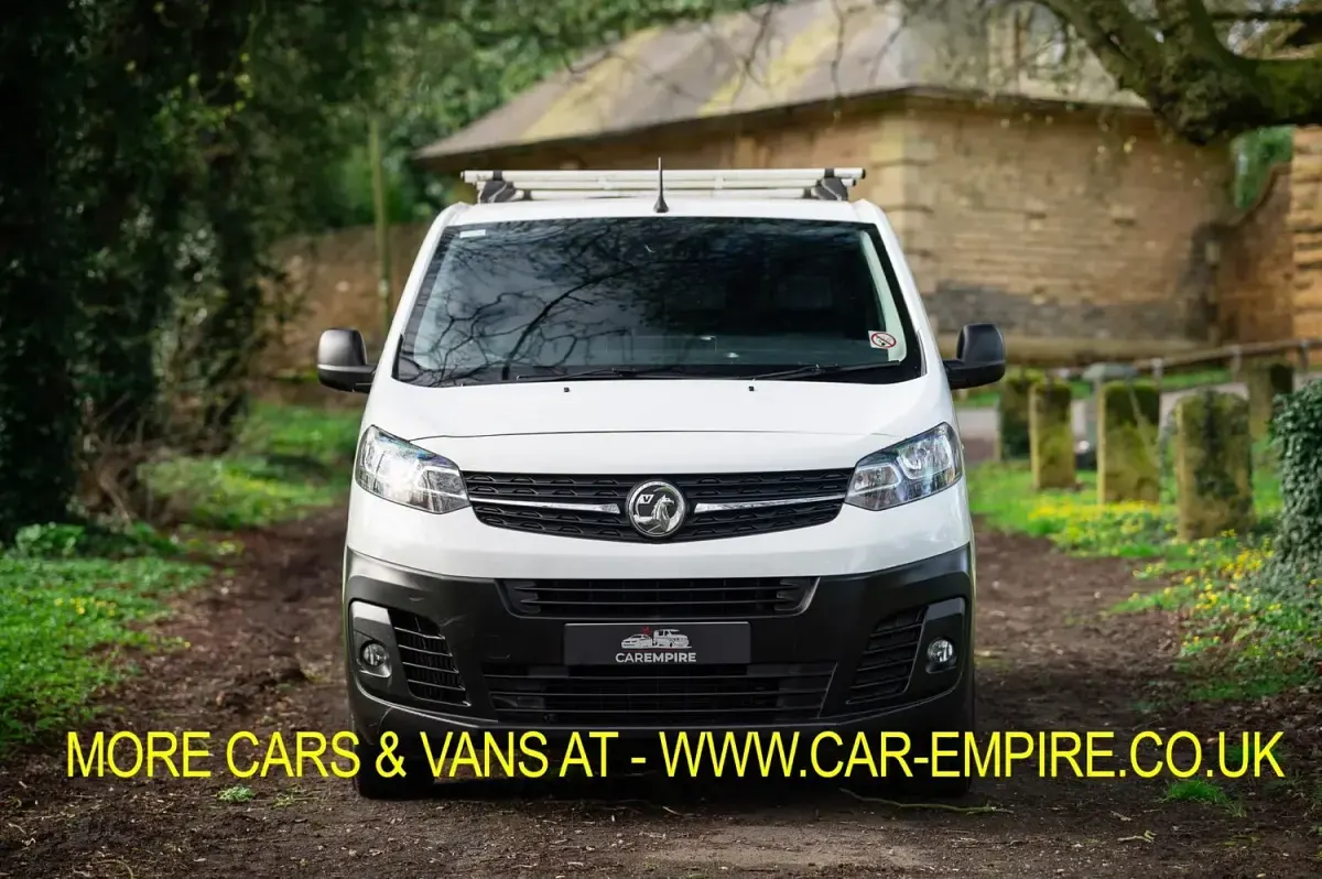 Used Vauxhall Vivaro 120 HP (88 kW) 2020 White MPV