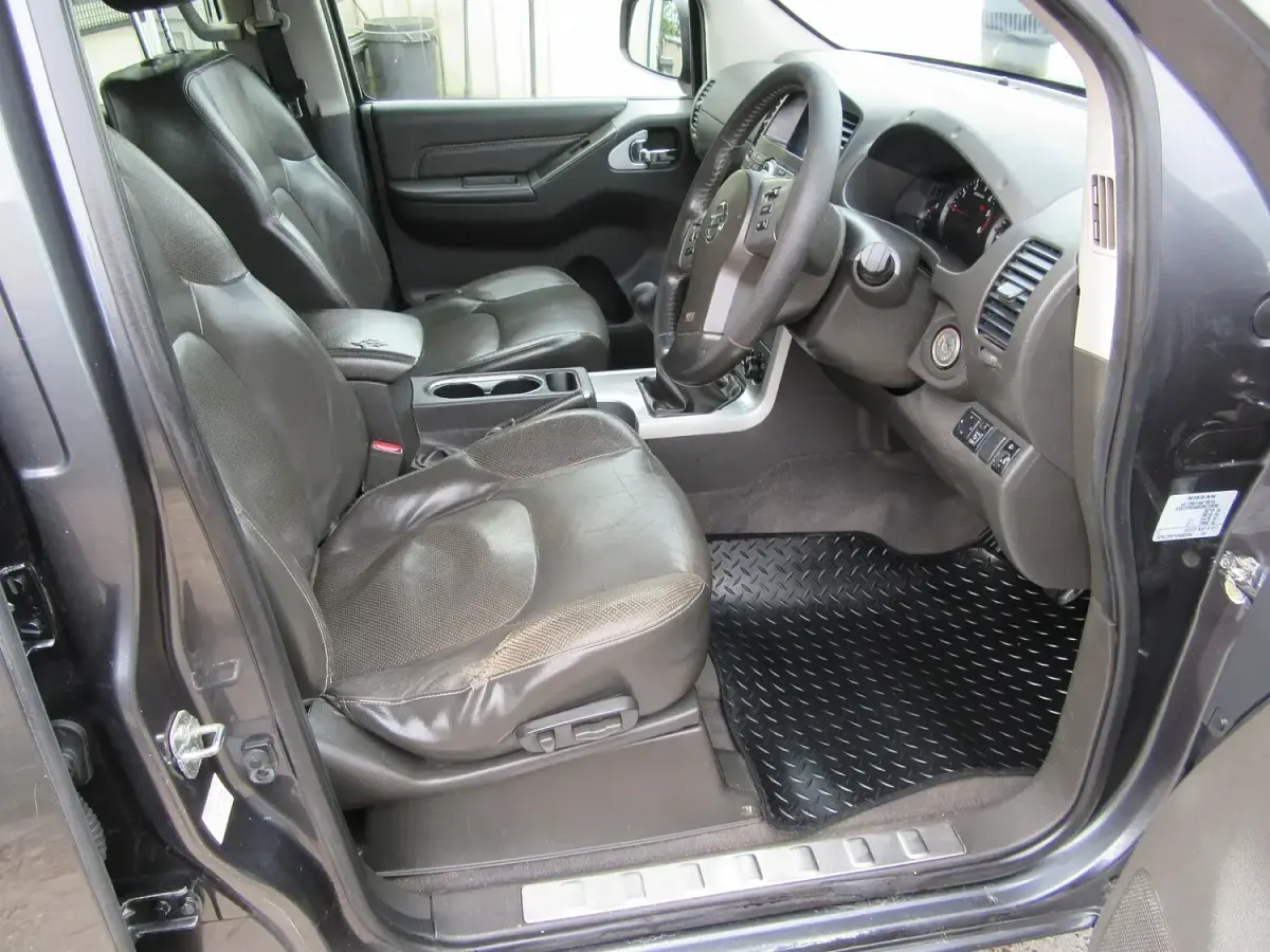 Used Nissan Navara Tekna 190 HP (139 kW) 2015 Grey Pickup
