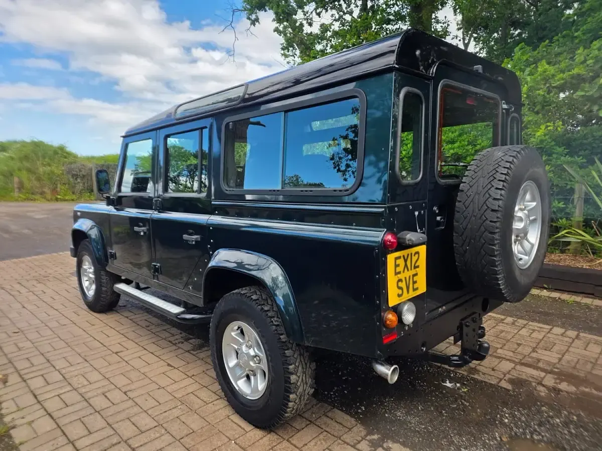 Used Land Rover Defender 122 HP (89 kW) 2012 Green Estate