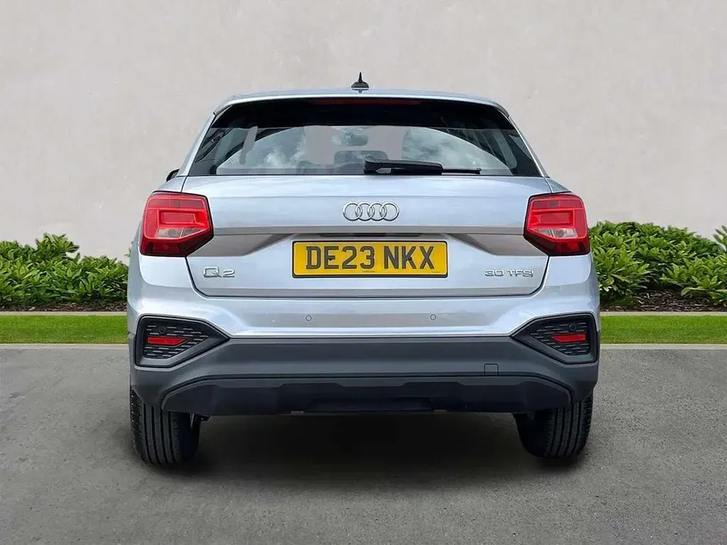 Usado Audi Q2 Design 110 HP (80 kW) 2023 Prateado SUV