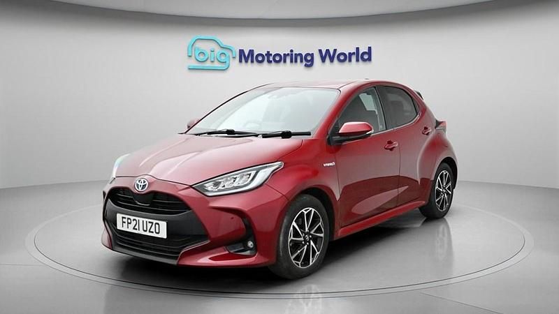 Used Toyota Yaris Hybrid Design 116 HP (85 kW) 2021 Red Hatchback