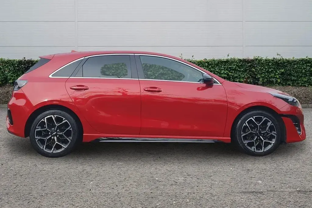 Usado Kia Ceed GT-Line 140 HP (102 kW) 2024 Vermelho Citadino