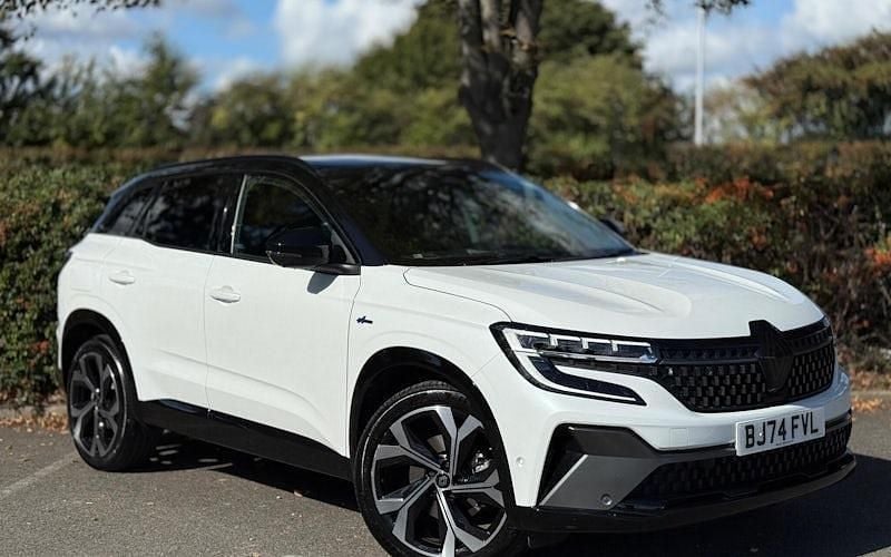 Twotone metallic arctic white with diamond black roof Used 2024 Renault Austral Iconic Esprit Alpine SUV | £28,480 (A bit pricey) - Image 1/4