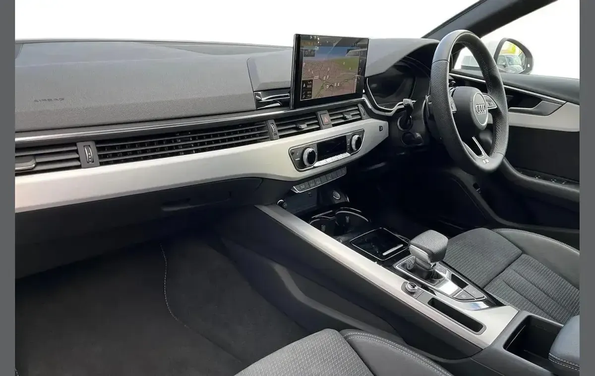 Used Audi A4 S-Line 200 HP (147 kW) 2024 White Estate