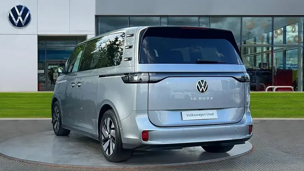Usado VW ID. Buzz Pro 150 kW (204 CV) 2023 Plateado Monovolumen