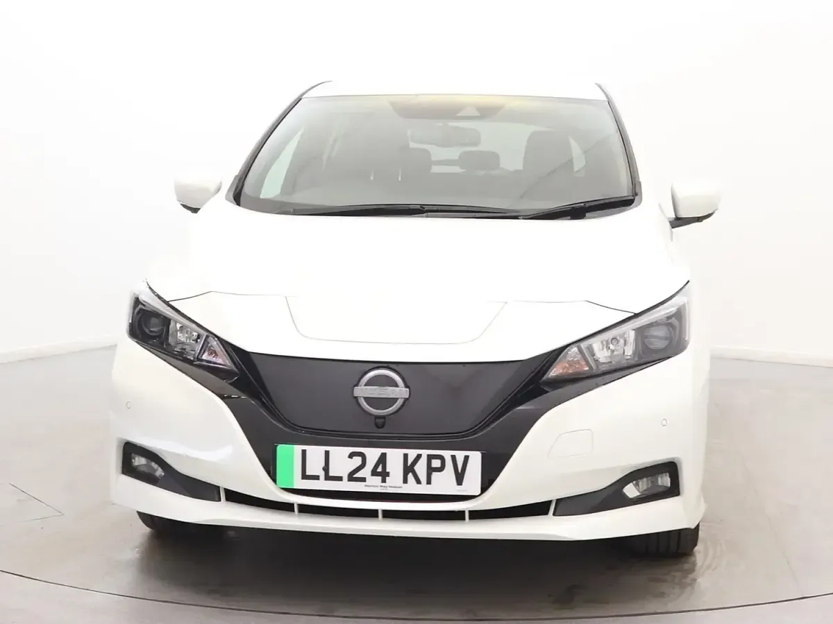 Used Nissan Leaf N-Connecta 110 kW (150 HP) 2024 White Hatchback