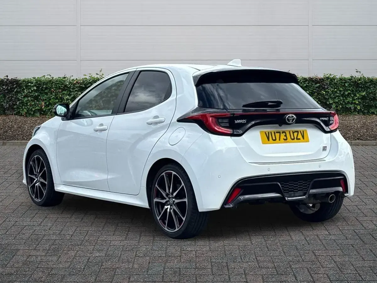 Used Toyota Yaris Sport 116 HP (85 kW) 2023 White Hatchback