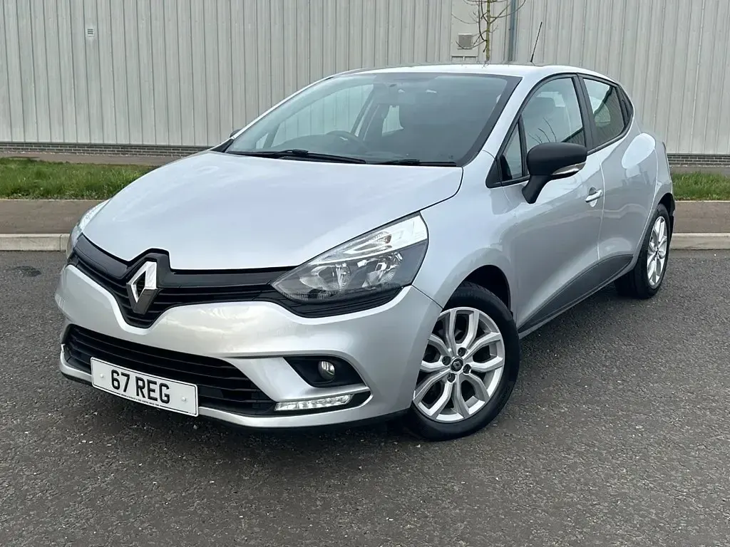 Used Renault Clio Play 90 HP (66 kW) 2017 Silver Hatchback