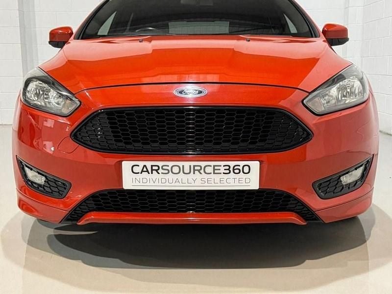 Used Ford Focus ST-Line 120 HP (88 kW) 2017 Red Hatchback