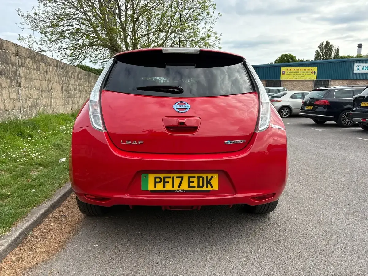 Used Nissan Leaf Tekna 80 kW (109 HP) 2017 Red Hatchback