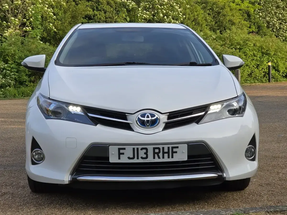 Used Toyota Auris Hybrid 136 HP (100 kW) 2013 White Hatchback