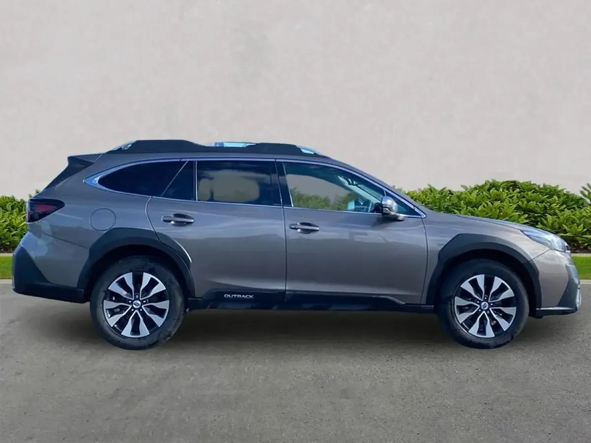 Używany Subaru Outback 169 KM (124 kW) 2025 Złoty Kombi