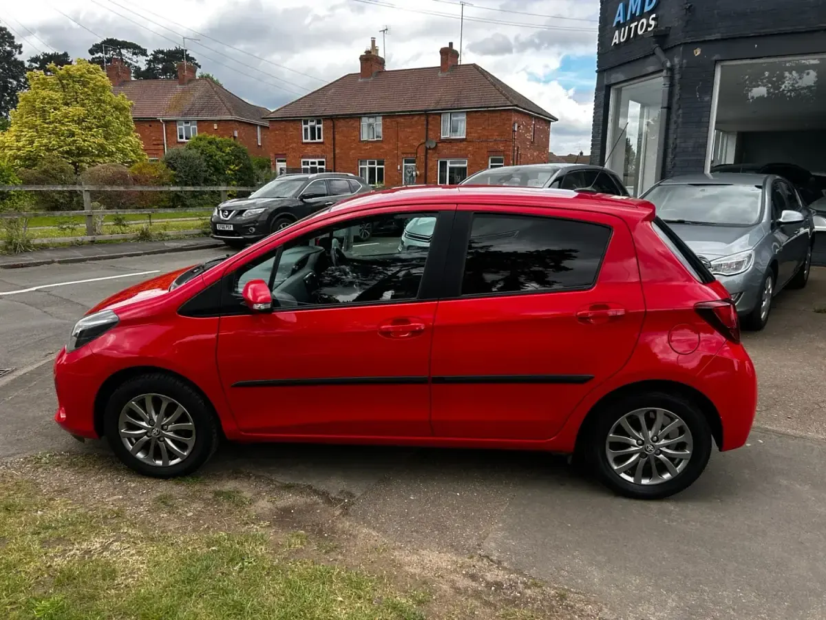 Usado Toyota Yaris 99 CV (72 kW) 2017 Rojo Utilitario