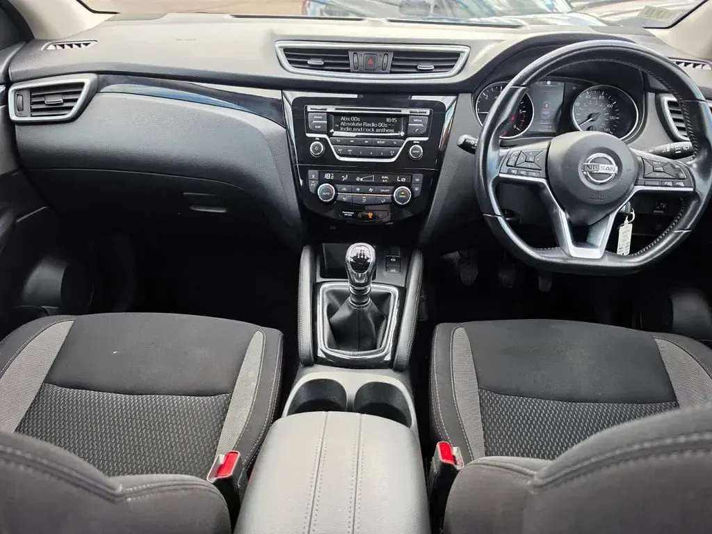 Used Nissan Qashqai Acenta 115 HP (84 kW) 2018 Silver SUV